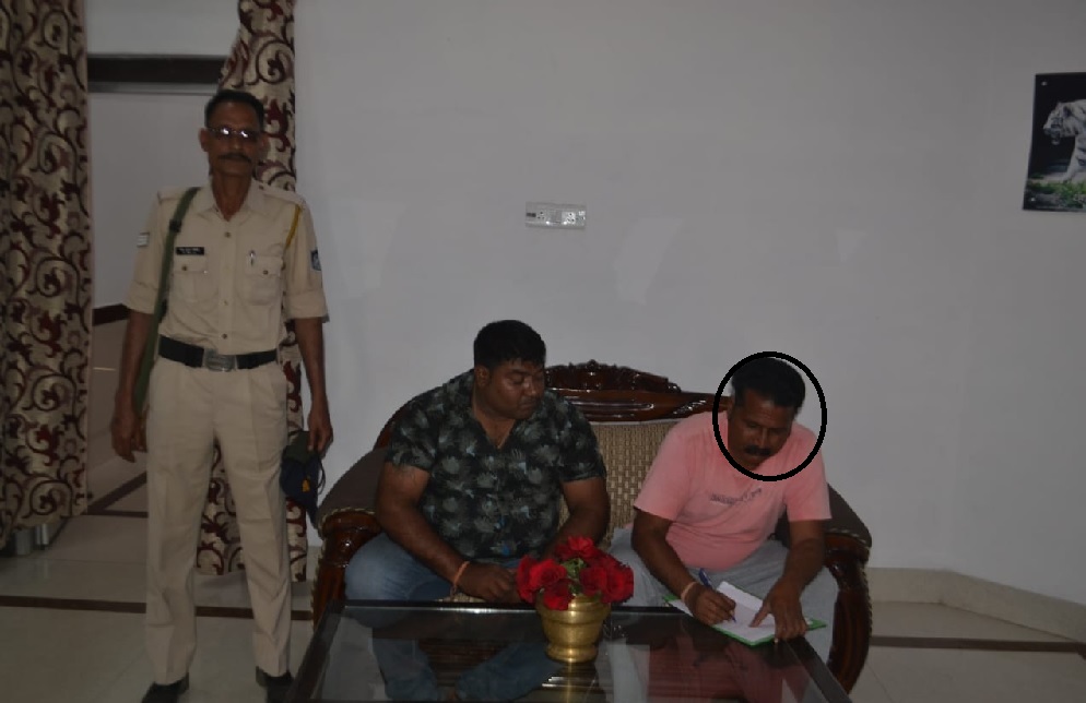 रीवाः सड़क पर सरपंच ले रहा था रिश्वत, लोकायुक्त ने किया ट्रेप